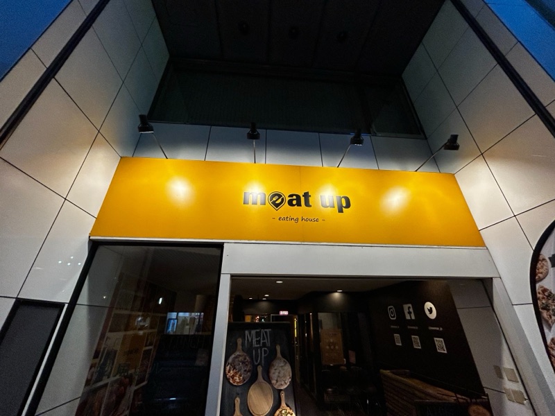 meatup ~ eating house ~ の外観と看板