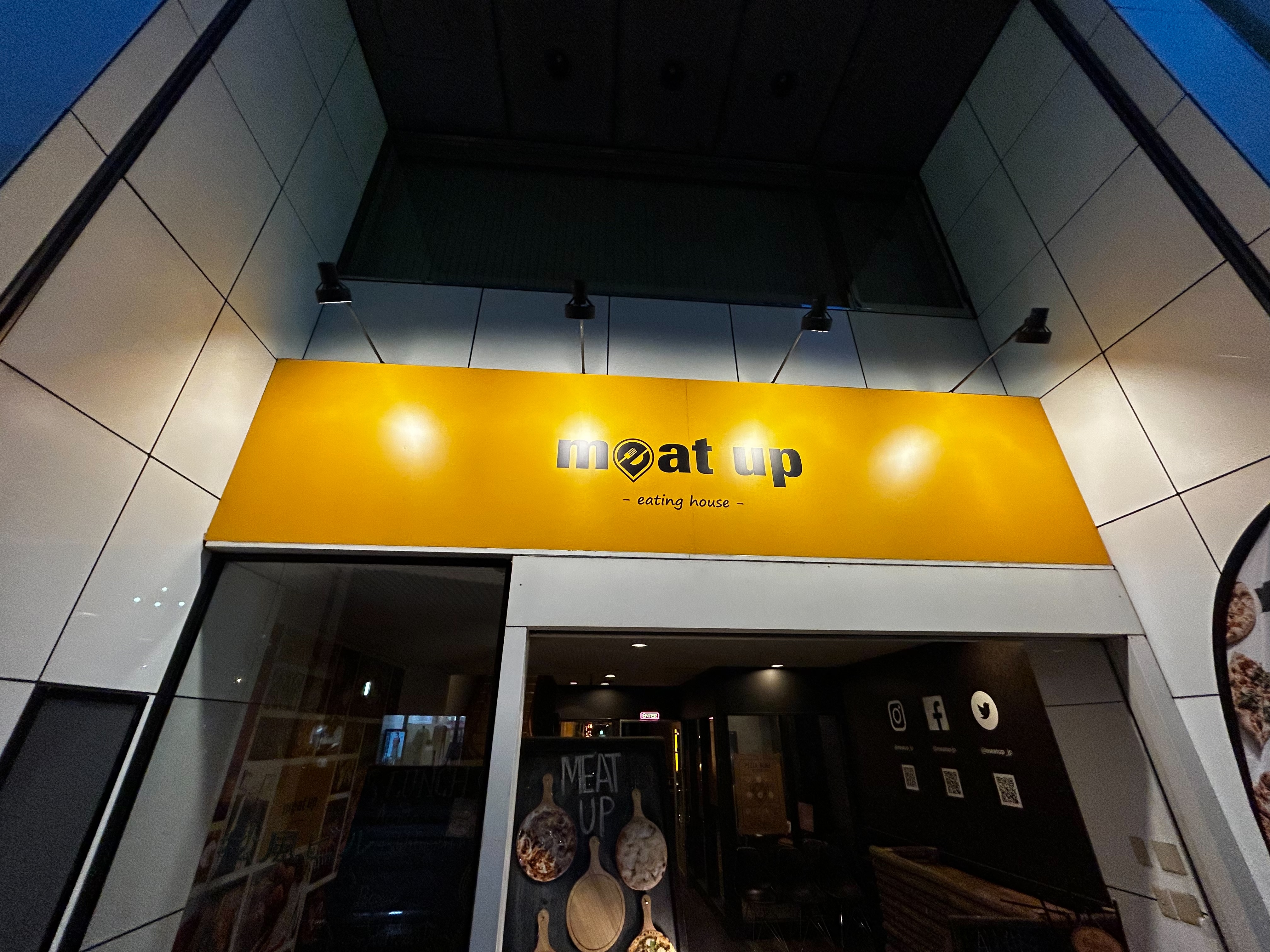 meat up 外観・看板