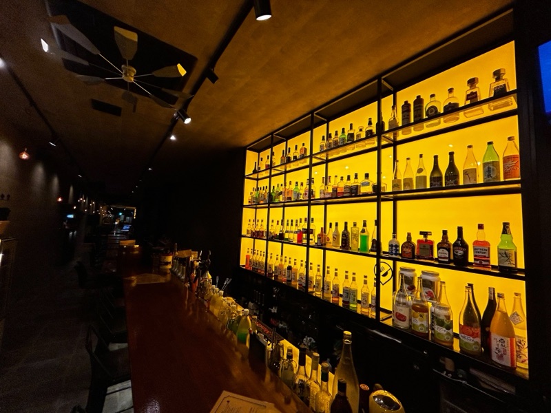 カウンター席と酒棚